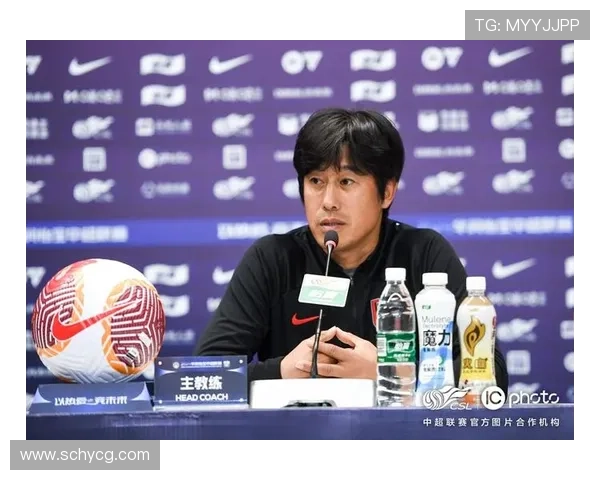 成都蓉城队主教练徐正源与球员德尔加多出席新闻发布会分享赛季目标与备战计划